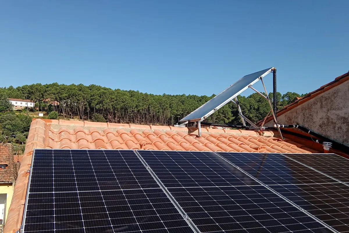 instalacion fotovoltaica en centro joven de Valverde del Fresno